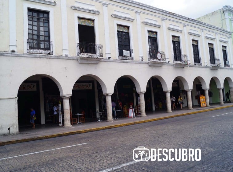 Ubicado alado del Palacio de Gobierno, puedes encontrar restaurantes, tiendas de artesanías y ropa típica yucateca