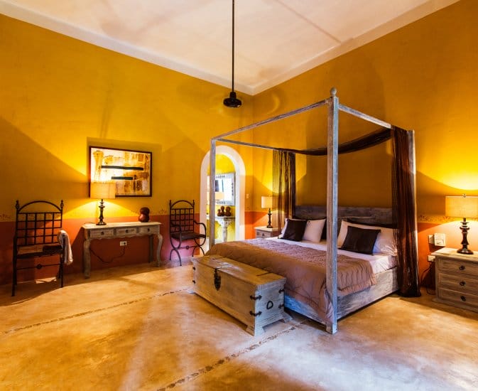 Todas la habitaciones incluyen sábanas de algodón, cama king size, ventilador, aire acondicionado y ipod clock.
