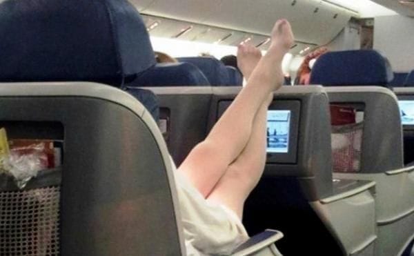 NUNCA te quites los zapatos mientras estás en el avión.