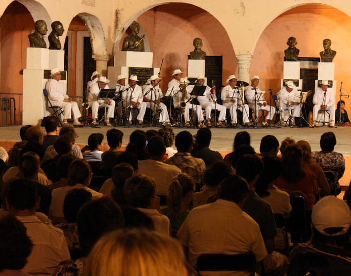 Cada jueves Mérida se viste de fiesta pues en el lugar se han presentado grandes leyendas