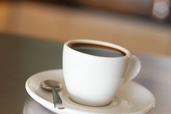 Evita tomar cafe antes de subirte a un vuelo en avión 