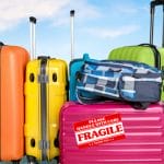 Marcar las maletas con la etiqueta de frágil ayudará a que no maltraten tanto tu equipaje y sea uno de los primeros en salir en la banda para recogerlo