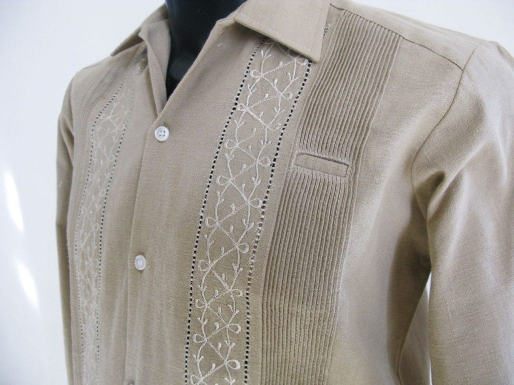 La guayabera, es la prenda tipica del estdo de Yucatán