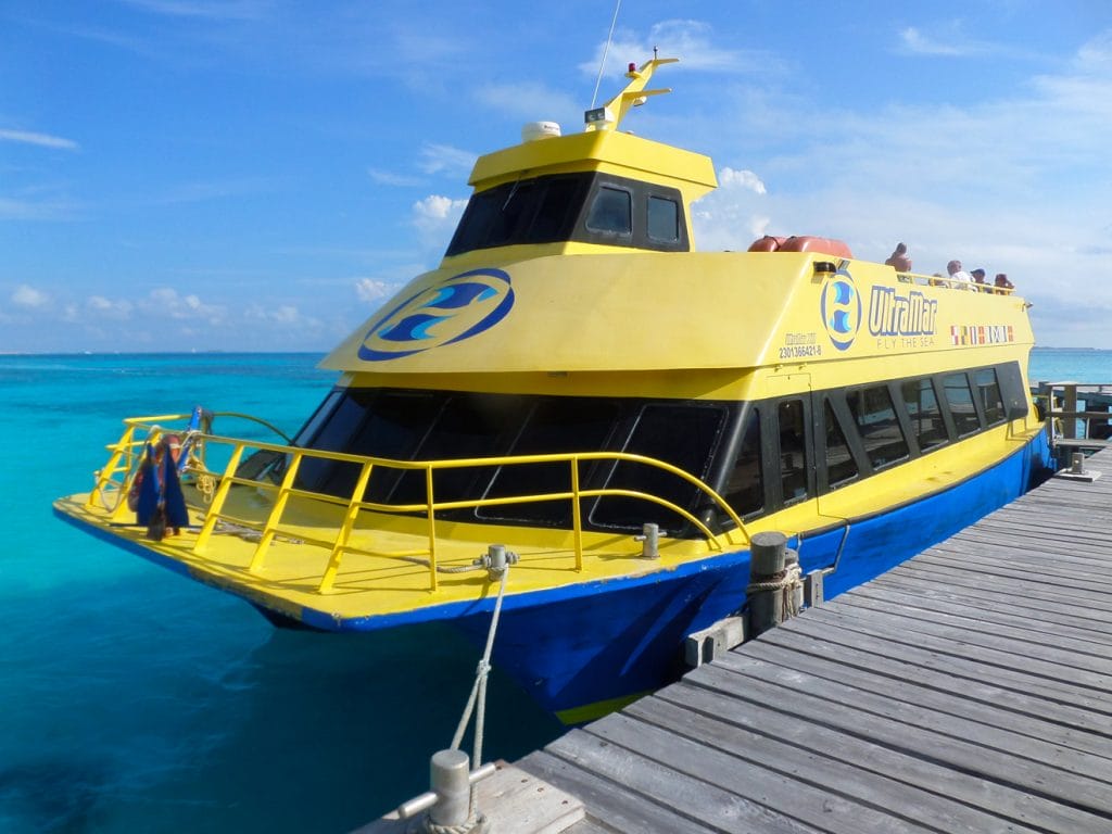 Para visitar Isla Mujeres es necesario tomar el ferry.