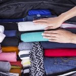 Enrollar la ropa en la maleta es mucho mejor que doblarla, pues además que ocupa menos espacio, se arrugará menos