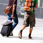 Adquirir una mochila con ruedas te ayudará en tus traslados en el aeropuerto, hotel y calles y no te lastimarás la espalda si el equipaje es pesado