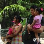 Varias familias acuden de visita al zoológico