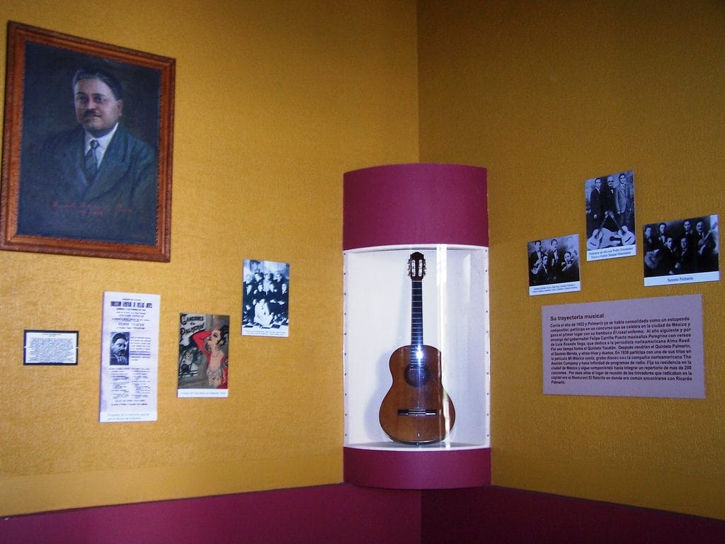 En el interior del Museo de la Canción Yucateca se pueden encontrar diversos instrumentos musicales como violines, guitarras, fonógrafos y fotografias