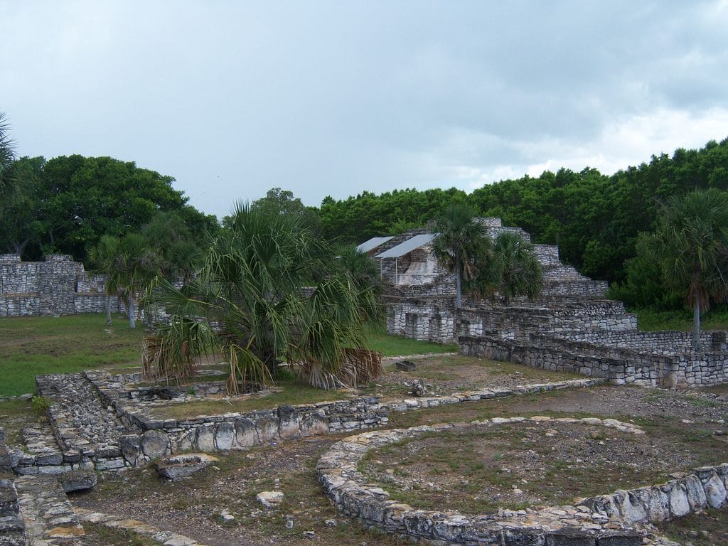 Imagen del sitio arqueológico de Xcambó cuya plaza central está conformada por 11 edificios