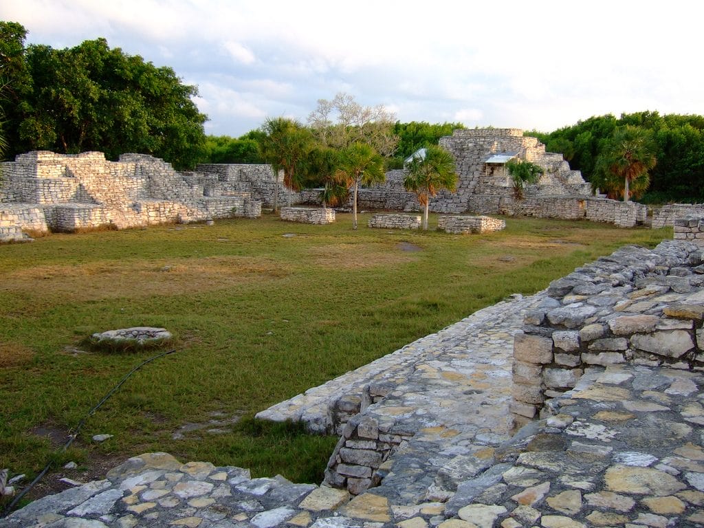 Descubre el sitio arqueológico de Xcambó cerca de Telchac Puerto