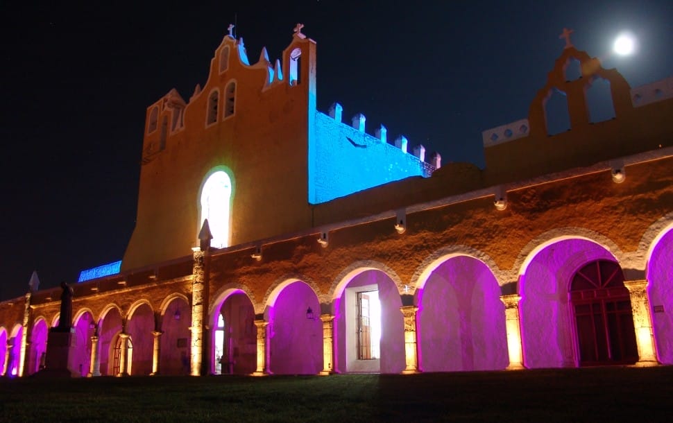En este lugar se presenta un espectáculo de luz y sonido llamado: “La luz de los Mayas”
