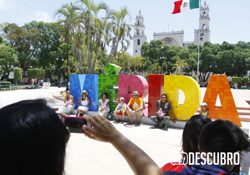 Turistas se toman fotos con el letrero de Mérida instalado en la Plaza Grande
