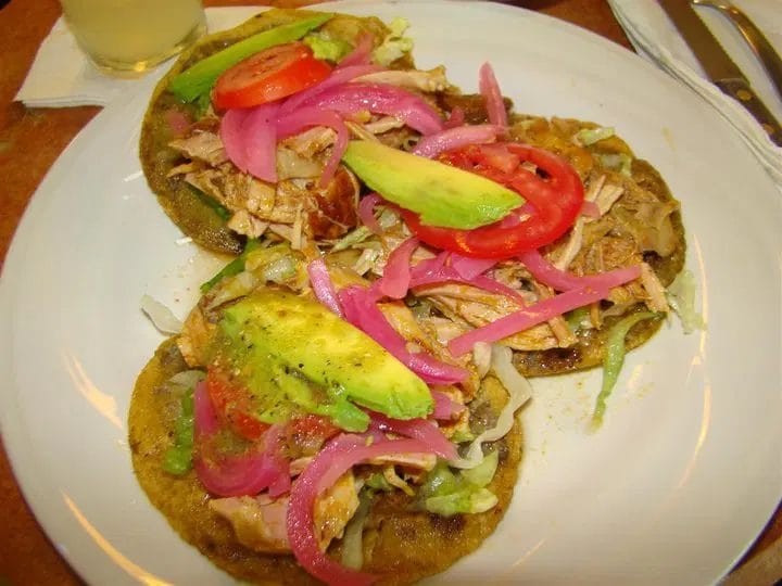 El panucho es una tortilla especial rellena con frijol “duro”, encima lleva lechuga, pollo deshebrado, tomate, cebolla y aguacate
