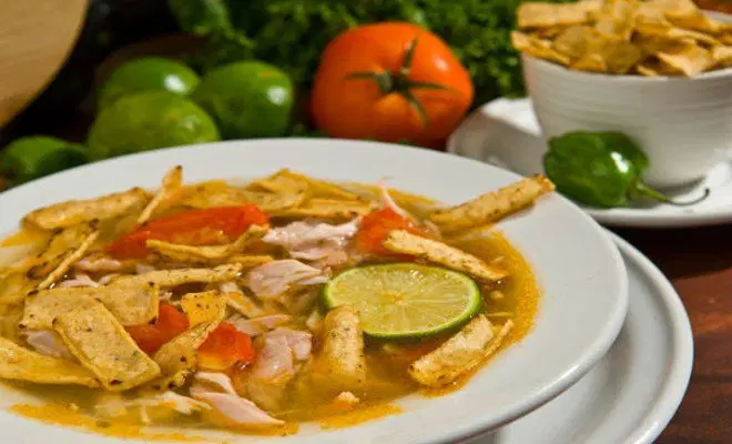 La sopa de lima es considerada uno de los platillos más representativos de la comida yucateca