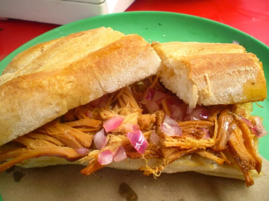 La cochinita enterrada es un platillo famoso a nivel nacional. Su sabor único lo hacen el platillo obligatorio de los visitantes