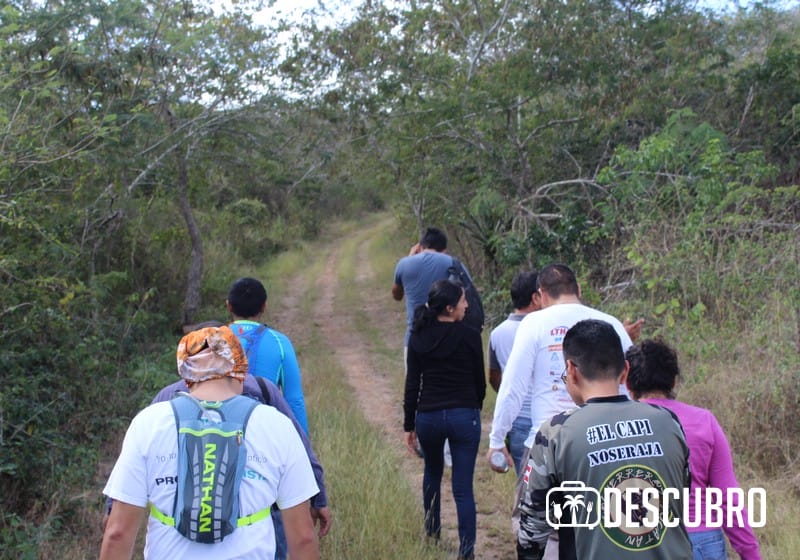 imagen de un recorrido de visitantes a las "grutas de cristal" en Tekax acompañados del grupo Ecoguerreros Yucatán