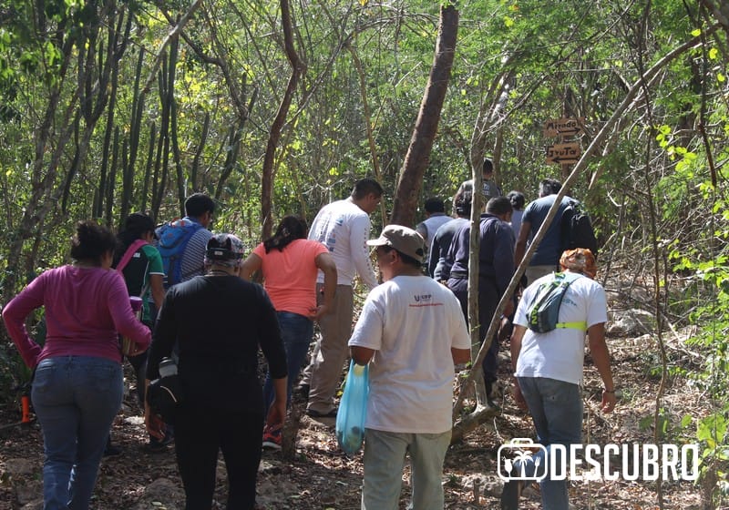 Visitantes a las "grutas de cristal" en Tekax acompañados del grupo Ecoguerreros Yucatán