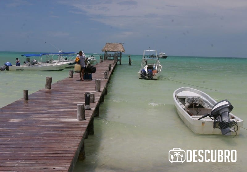 Posee una extensión de tan sólo 42 km de largo y 2 km de ancho y está situado al norte de la Península de Yucatán. 