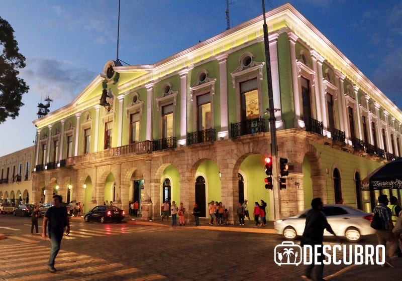 Foto del actual Palacio de Gobierno. Consta de 2 plantas adornadas con portales, patio interior y arcadas, perfecto para visitar en Semana Santa en Mérida 
