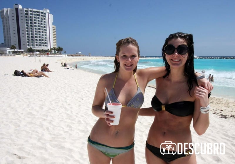 Turistas disfrutando de las playas de Cancún