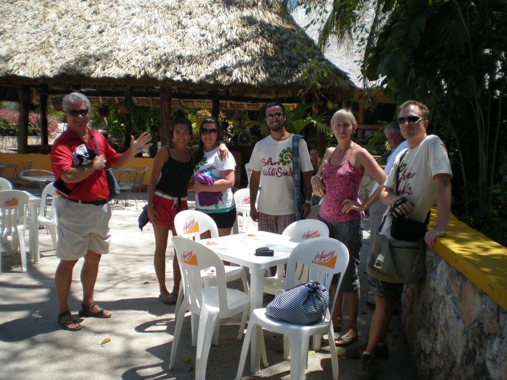 Turistas en Ik-Kil.-Foto de Marginalboundaries