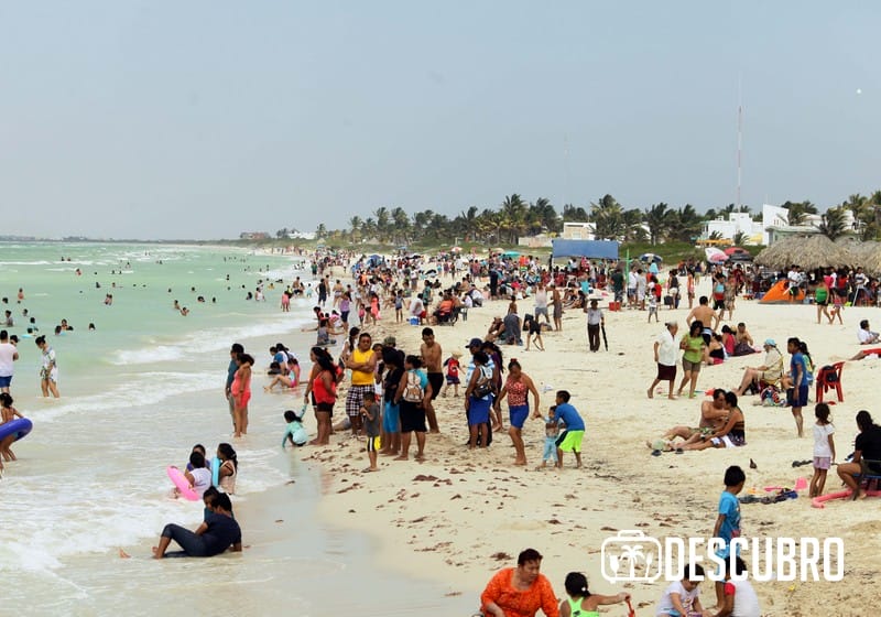 Las playas del puerto de Sisal lucen abarrotadas en temporada vacacional.- Fernando Acosta Yam