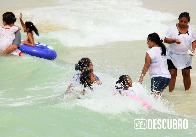Las familias en Sisal disfrutan del sol y el mar..- Fernando Acosta Yam