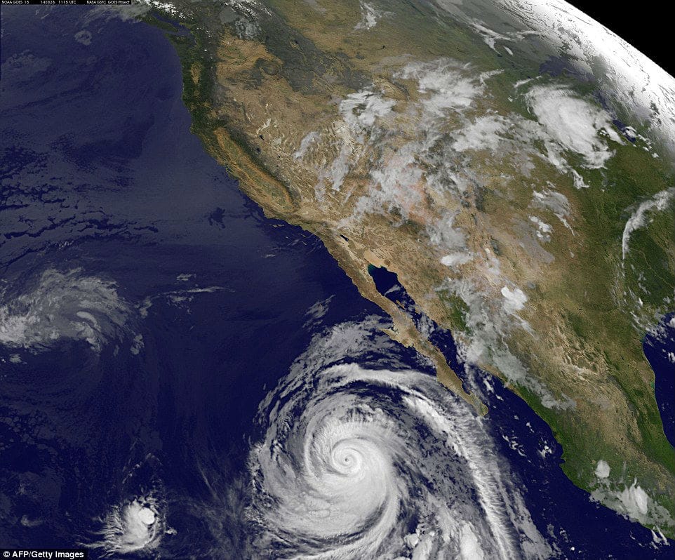 La Península de Baja california asediada por un huracán.- Foto de la NASA