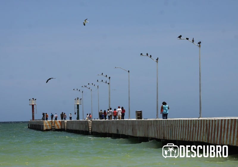 Uno de los atractivos del puerto es pasear por su malecón 