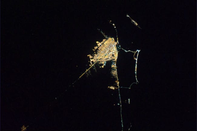 Vista de Cancún de noche.- Foto de la NASA