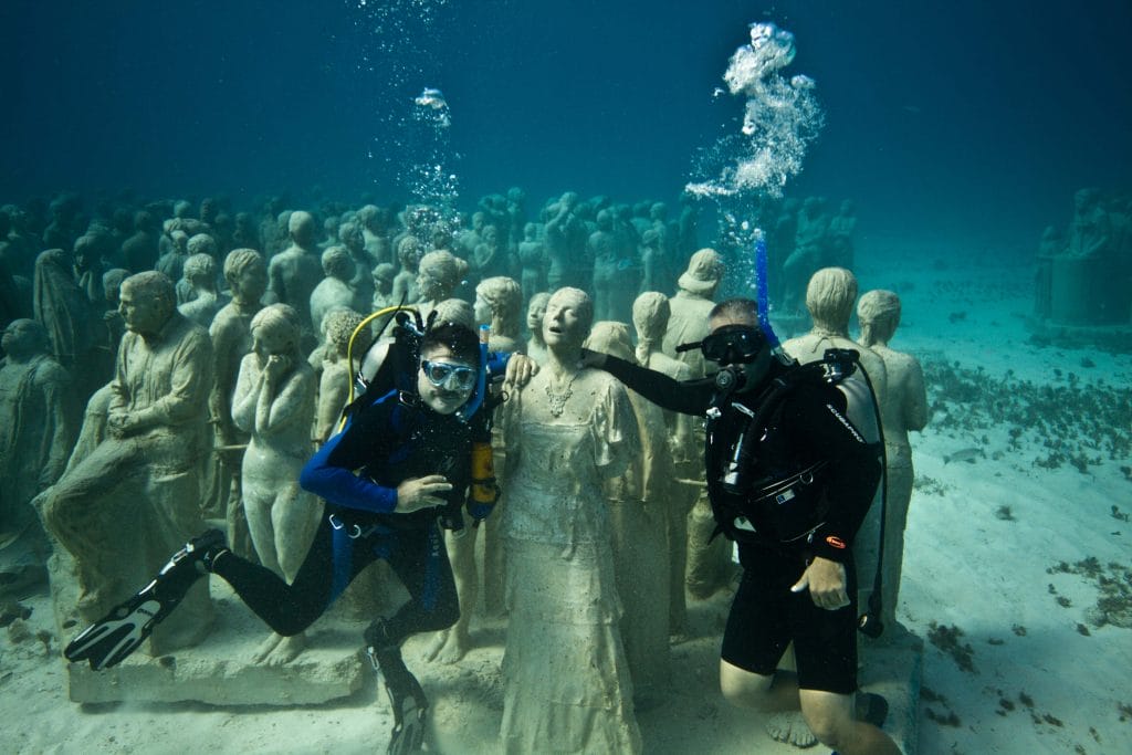 La belleza de sus 470 figuras de tamaño real sumergidas en el fondo marino hacen de este lugar un sitio imperdible de la Península de Yucatán.