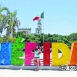 Turistas se toman una foto con las letras de Mérida en la Plaza Grande en el Centro Histórico