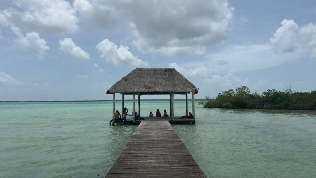 Bacalar tiene la laguna de los 7 colores, una belleza natural sin igual