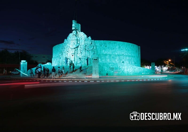 Este es el Monumento a la Patria en Paseo de Montejo iluminado de noche