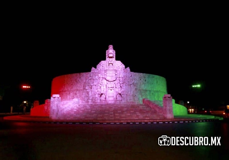Luces tricolores en el Monumento a la Patria en Paseo de Montejo