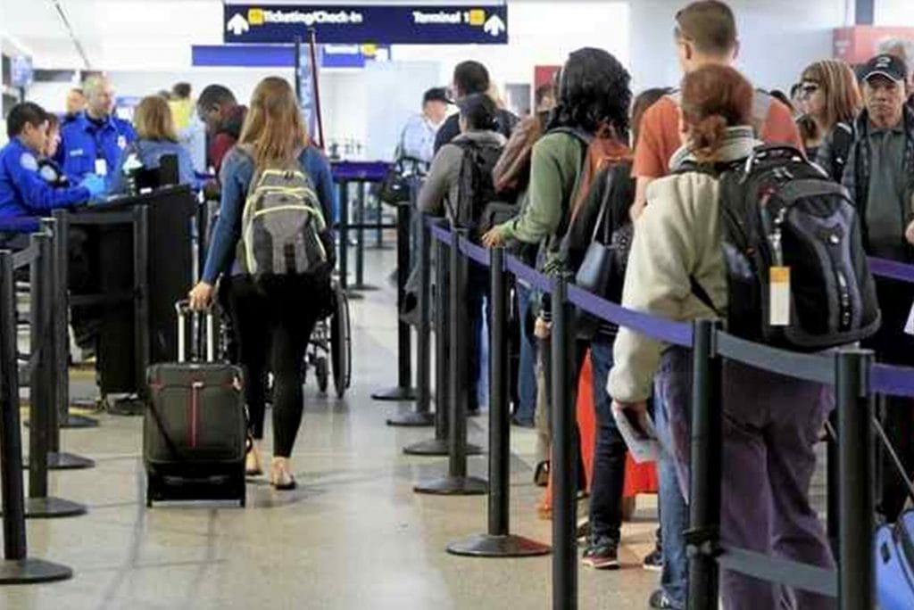 Uno de los consejos para hacer mas relajado tu viaje en el aeropuerto es usar la fila de la izquierda, suele ser la más rápida y con menos gente