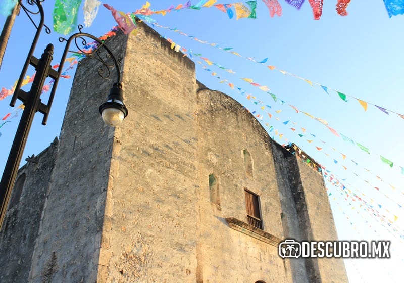 La iglesia se ubica a un costado del Palacio Municipal y es considerada entre los turistas, lugar obligado para visitar durante su estancia en Yucatán.