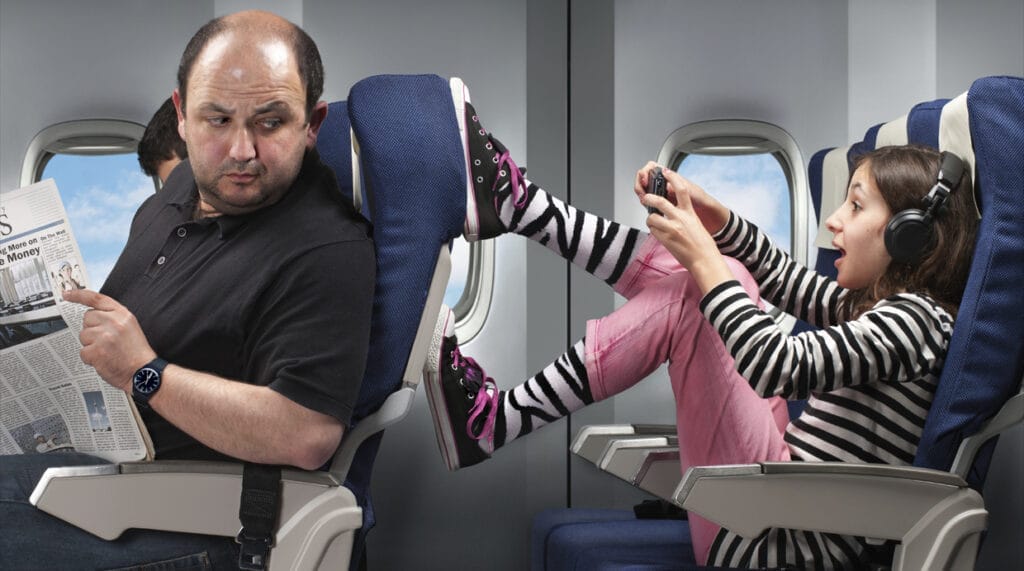 Golpear el asiento delantero es algo que NO debes hacer en el avión.