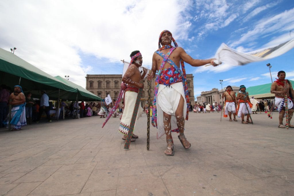 Rarámuris reciben con danza celebraciones de Semana Santa.- Notimex