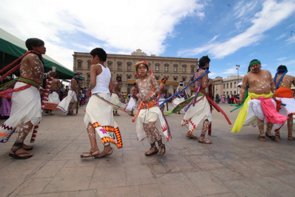 Rarámuris reciben con danza celebraciones de Semana Santa.- Notimex