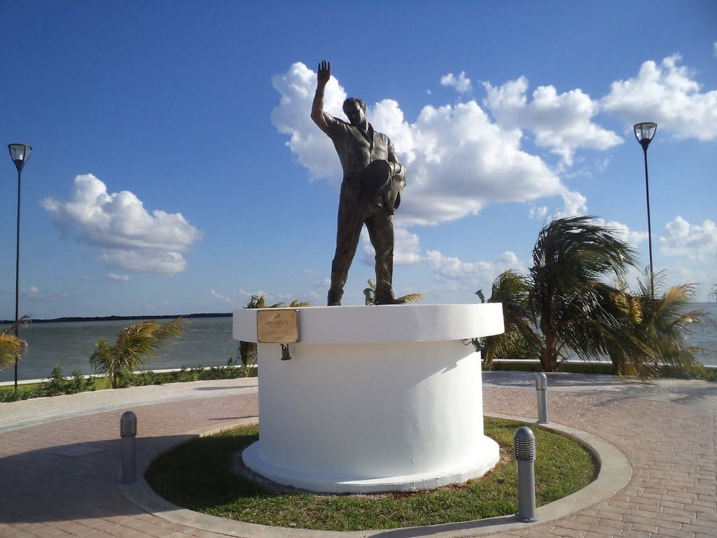 Afuera del museo de Pedro Infante existe una estatua de bronce de él en la parte exterior, así como la representación a escala del avión en el que falleció..- Foto de mapio-net