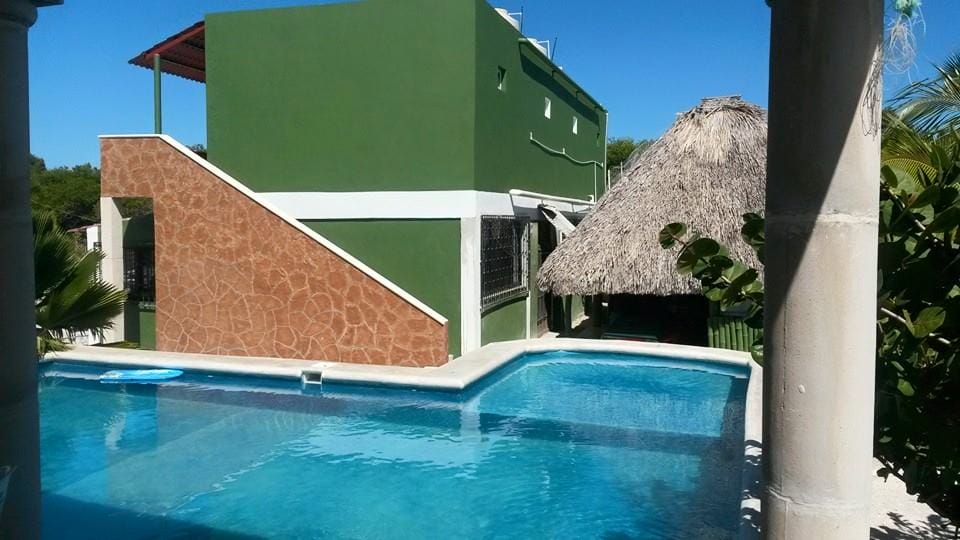 La casa del cocodrilo igual ofrece hospedaje para sus visitantes por lo que cuenta con piscina y área de hamacas- Foto de Wotoch Aayin