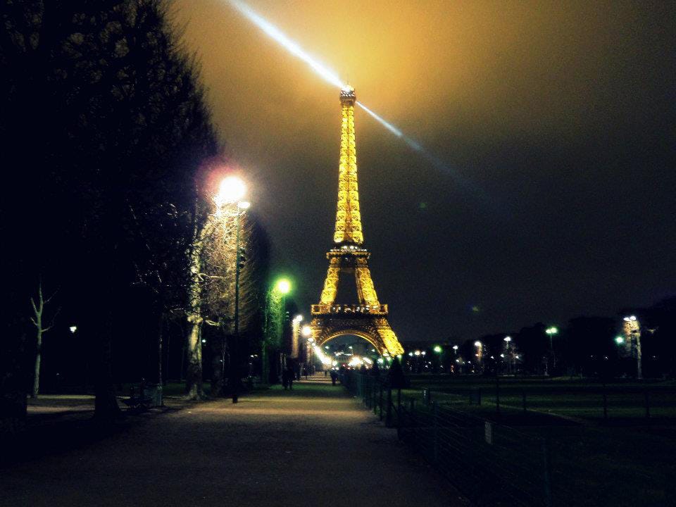 Torre Eiffel, en Francia, un destino que debes evitar por la noche.