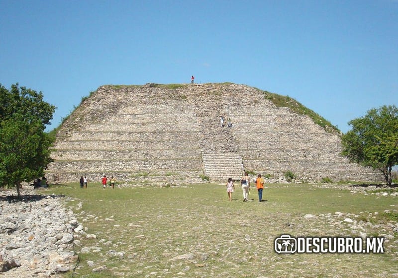 Izamal fue un importante centro religioso maya y hoy en día puedes visitar los sitios arqueológicos de cuatro grandes pirámides que dominan el centro del pueblo