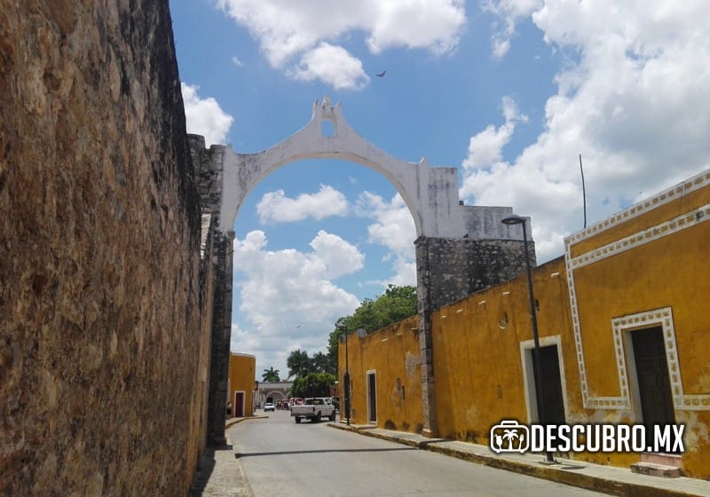 La mayoría de las casas y edificios que decoran su centro histórico están pintados de blanco y amarillo: los colores vaticanos