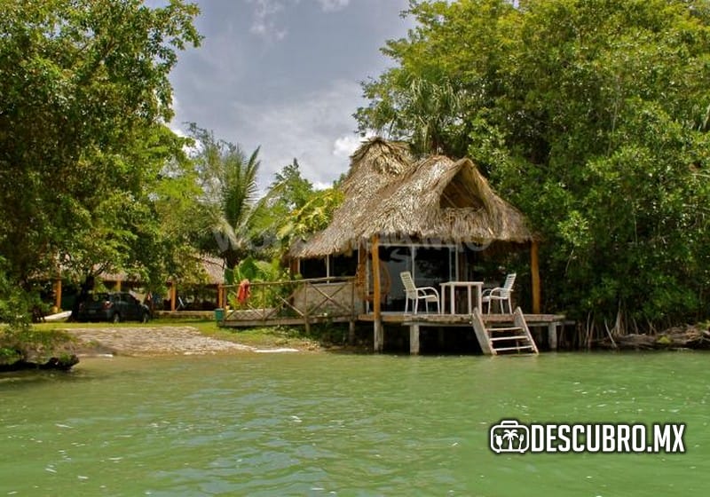 En cuanto al hospedaje, al rededor de la laguna hay varios sitios para quedarte a dormir: hoteles, cabañas y zonas para acampar