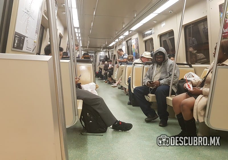 En los vagones del metro está prohibido escuchar música sin audífonos, consumir alimentos o bebidas. Foto: Luis Zapata