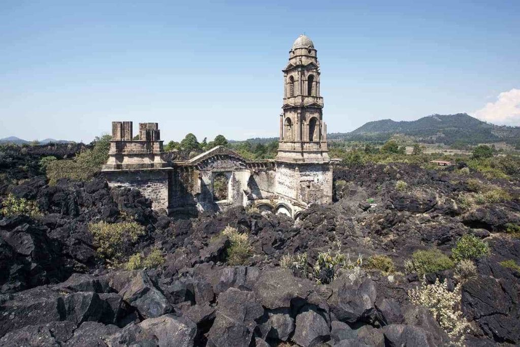 Otro de los volcanes en México más conocidos es el Paricutín, el cual hizo erupción en el año 1943. Foto de diariodeunturista.com