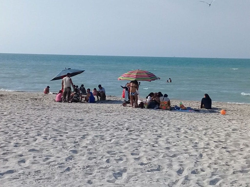 Turistas en la playa bahamita.-Foto de deskgram.com