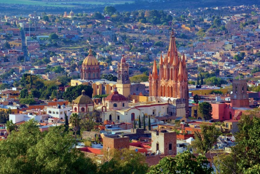 San Miguel de Allende es uno de los viajes baratos que puedes hacer en México.-Foto de Food & Wine en español